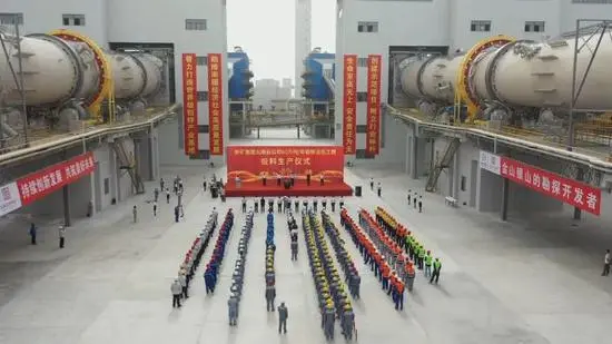 新矿集团火烧云公司60万吨/年铅锌冶炼工程投料生产启动仪式。阿卜力克木 摄